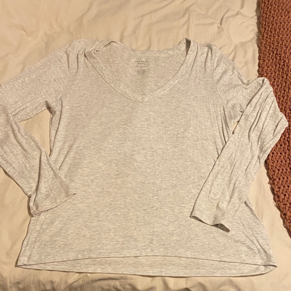 American Eagle Light Gray Long Sleeve Tee